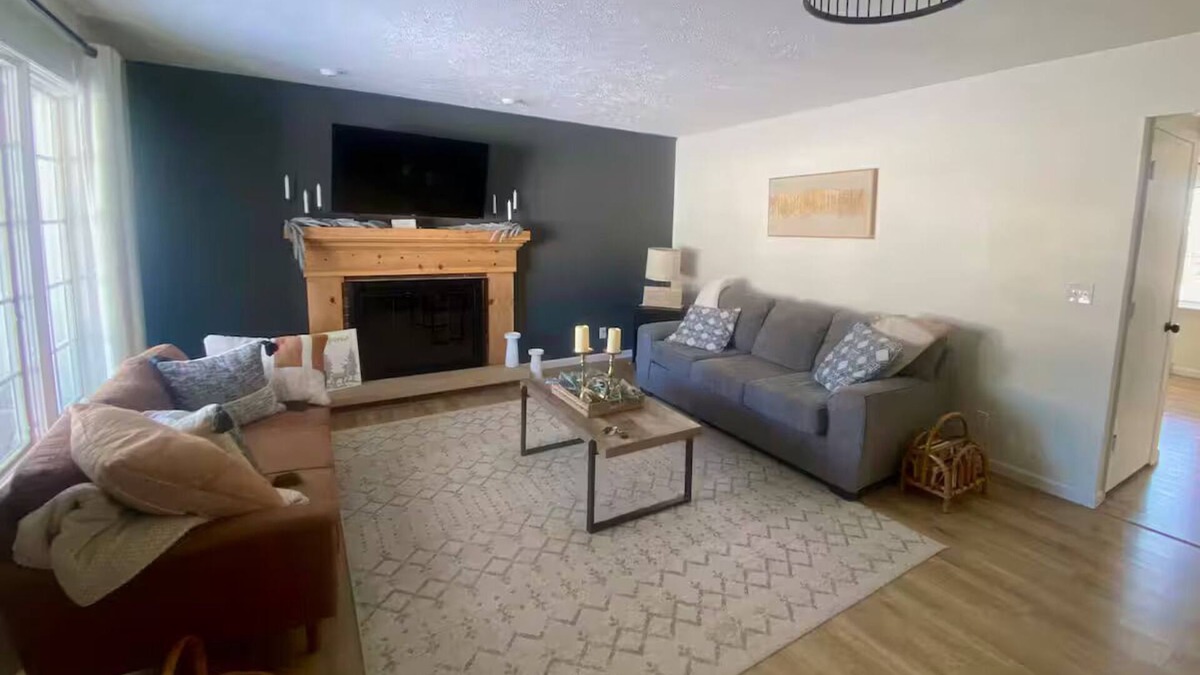 Walnut Creek House | Charming 2-bedroom house with AC, WiFi in delightful Walnut Creek