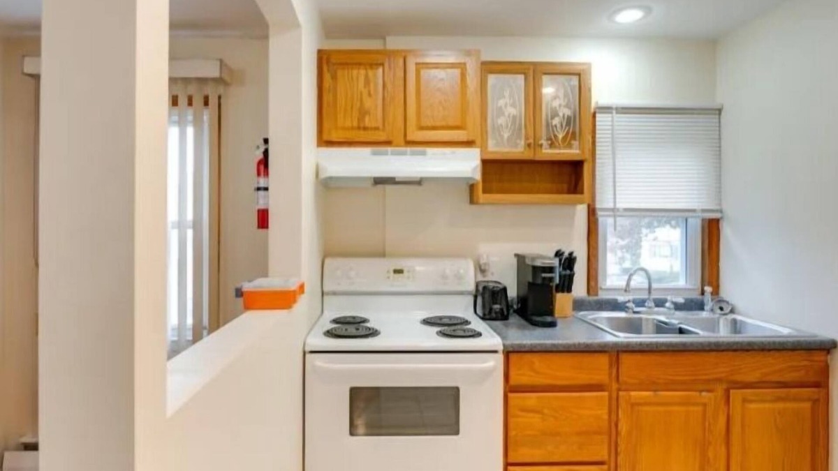 West Haven House | Charming 2-bedroom house in delightful West Haven with WiFi, AC, TVs, bedding