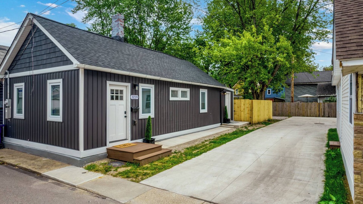 Ohio City House | Charming 2-bedroom house in enchanting Cleveland with AC, WiFi 3219