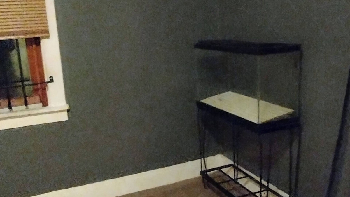 South Broadway House | Charming 2-bedroom house with AC, WiFi in awesome Cleveland