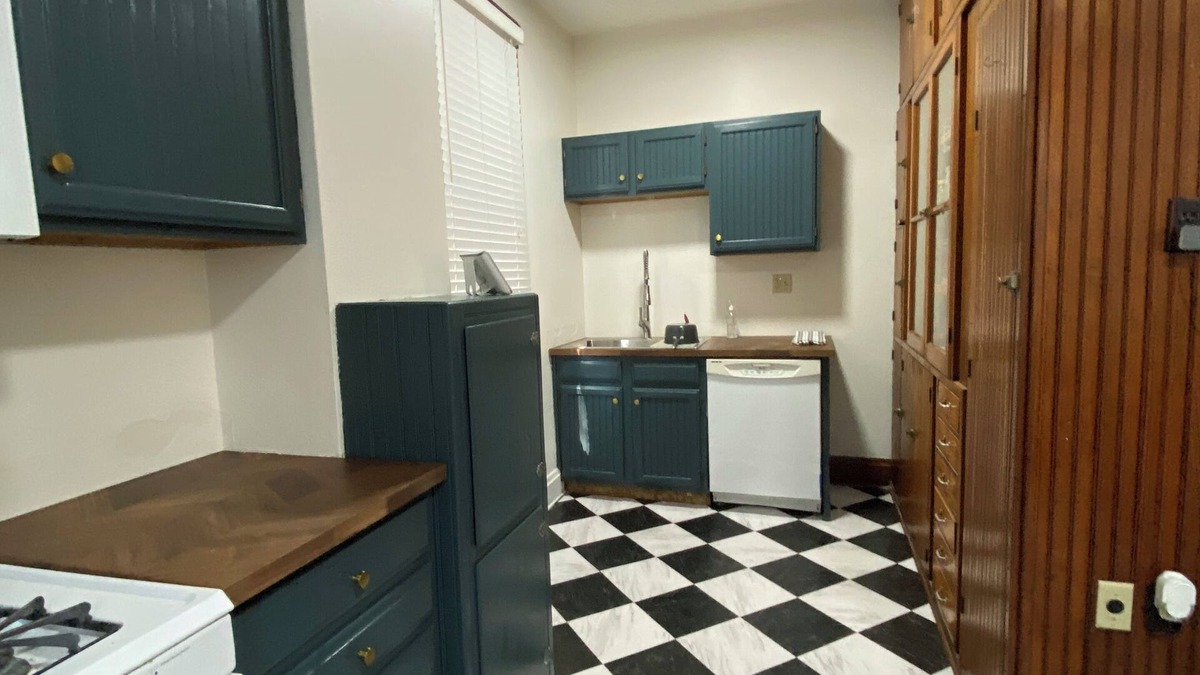 Covington House | Charming 2-bedroom house with WiFi, off street parking and side yard.