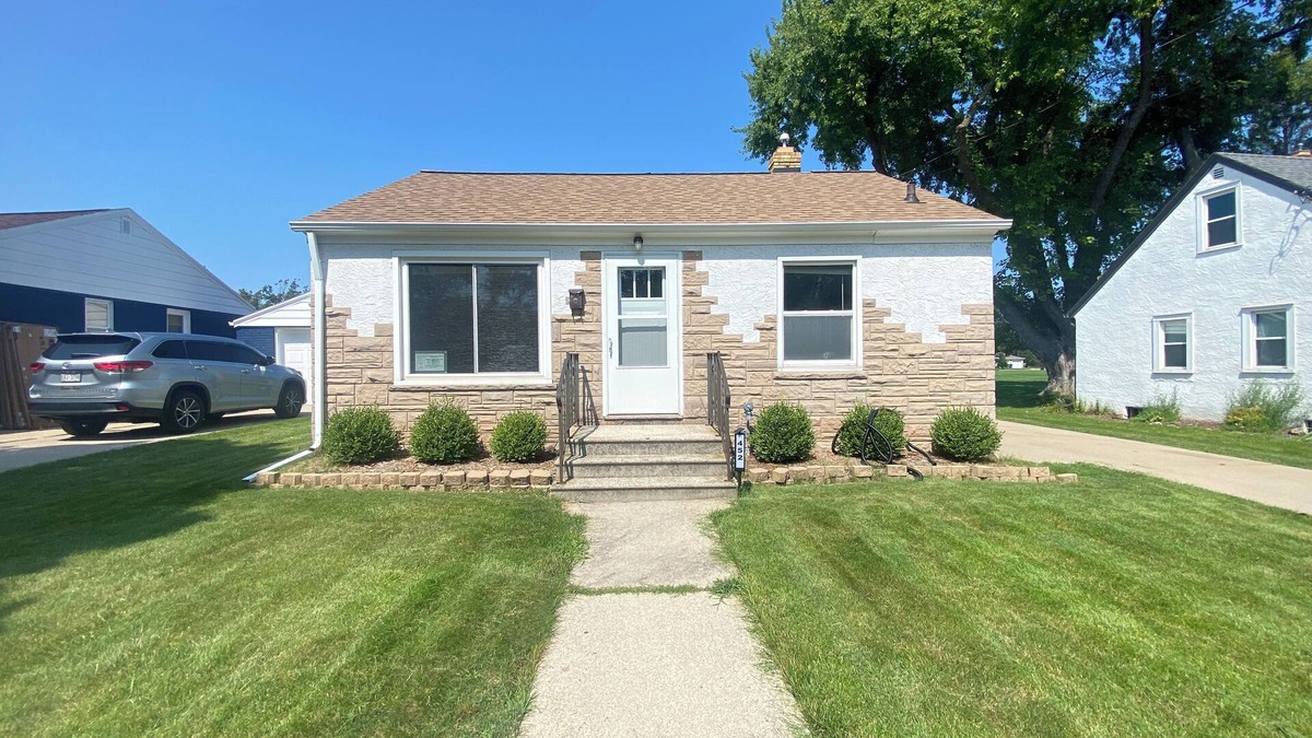 Green Bay House | Charming 2-bedroom house with WiFi, with fenced in yard for pets!