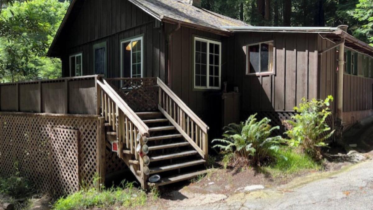 San Mateo County House | Charming 2 Bedroom House in the Butano Redwood Forest in Pescadero with Wi-Fi