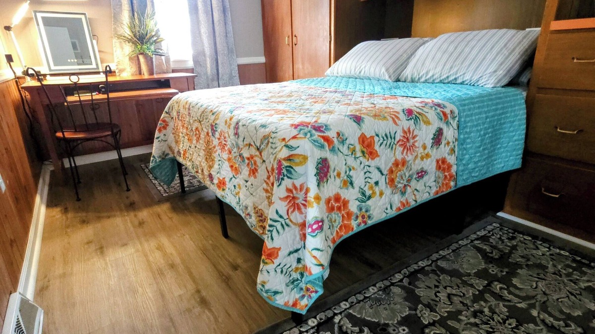 Wadsworth House | Charming 2-bedroom house, AV charger, airhocky and pet friendly