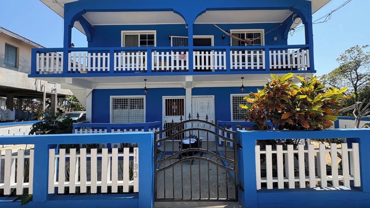 Dangriga House | Charming 2-bedroom house with AC, WiFi in adorable Dangriga