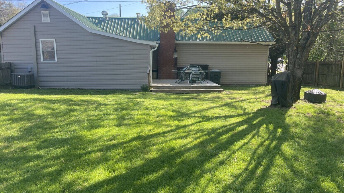 Abingdon House | Charming 2-bedroom house in Abingdon with a private backyard, grill and firepit.