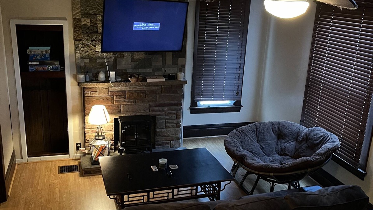 Fairmont House | Charming 2-bedroom house with WiFi in historic downtown Fairmont