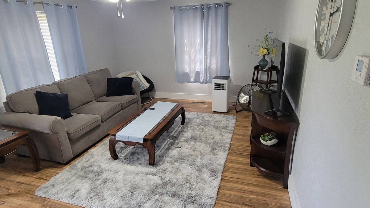Sandusky House | Charming 2-bedroom house with AC, WiFi in gorgeous Sandusky close to Cedar Point