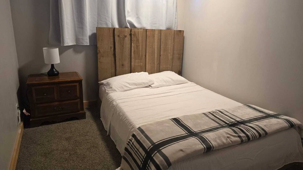 Nipawin House | Charming 2-bedroom house in Nipawin with AC, WiFi, fitness room