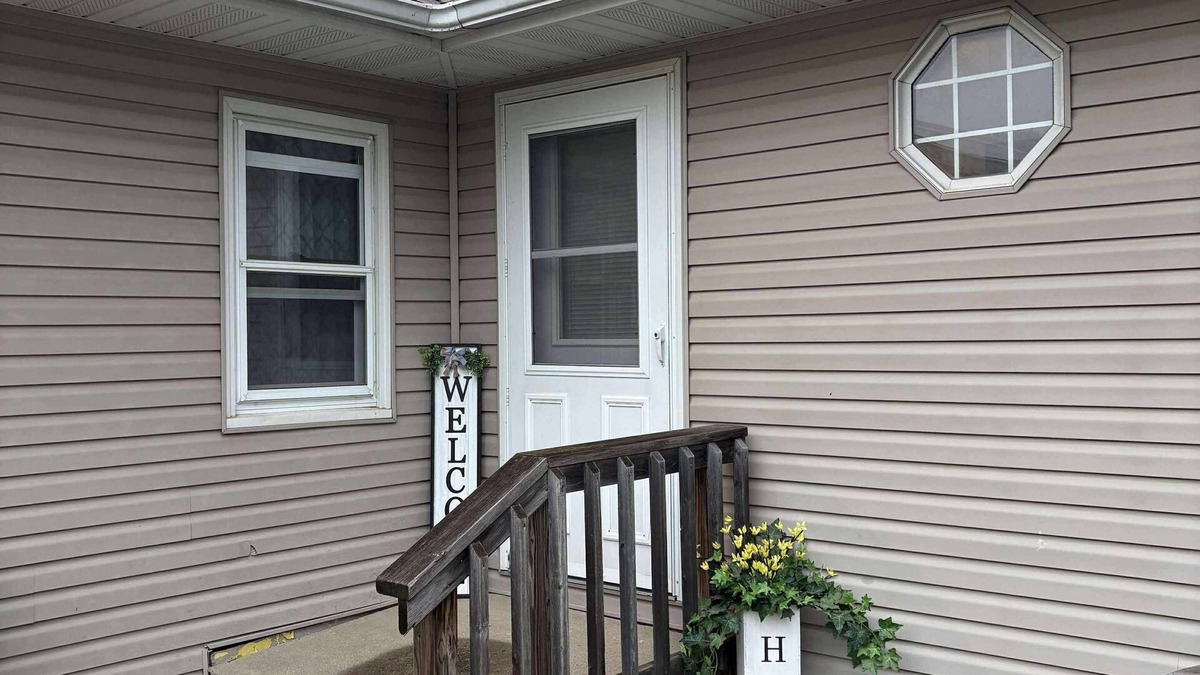 Balaton House | Charming 2-bedroom house w/WiFi, AC in Balaton near Marshall, MN, pet friendly