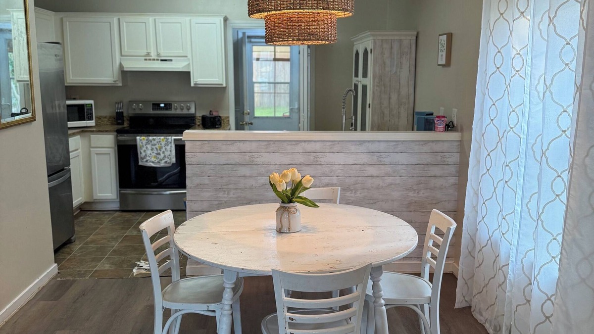 Flowood House | Charming 2-bedroom house in Flowood, Pet Friendly w/Fenced Backyard and Sunroom