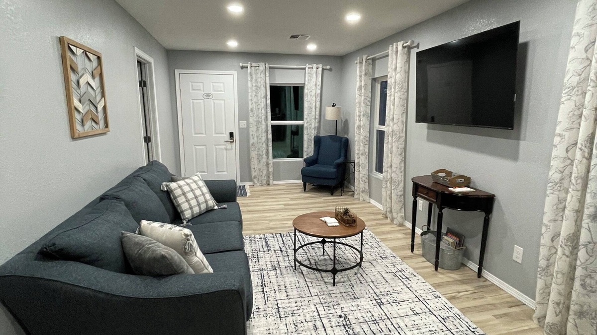 Chelsea House | Charming 2-bedroom house right off Route 66