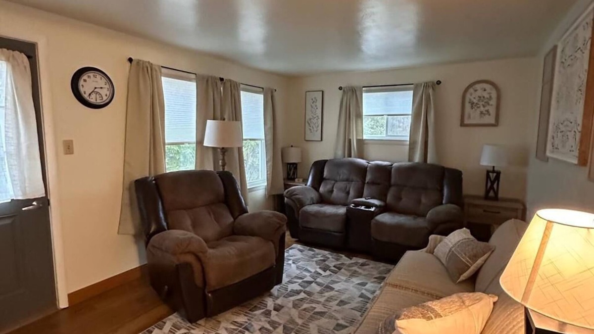 Hobart House | Charming 2-bedroom house in peaceful De Pere with WiFi. Outdoor fire pit.