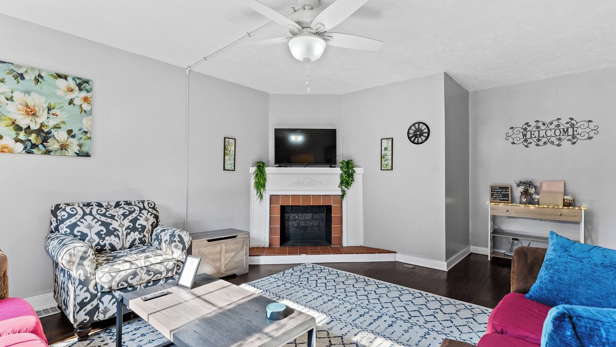 Madison House | Charming 2-bedroom house in downtown Historic Madison with WiFi, AC, laundry