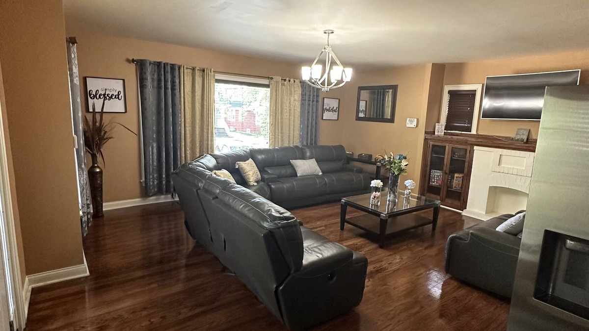 Maywood House | Charming 2-bedroom house in Maywood with WiFi, AC full basement with sofa bed