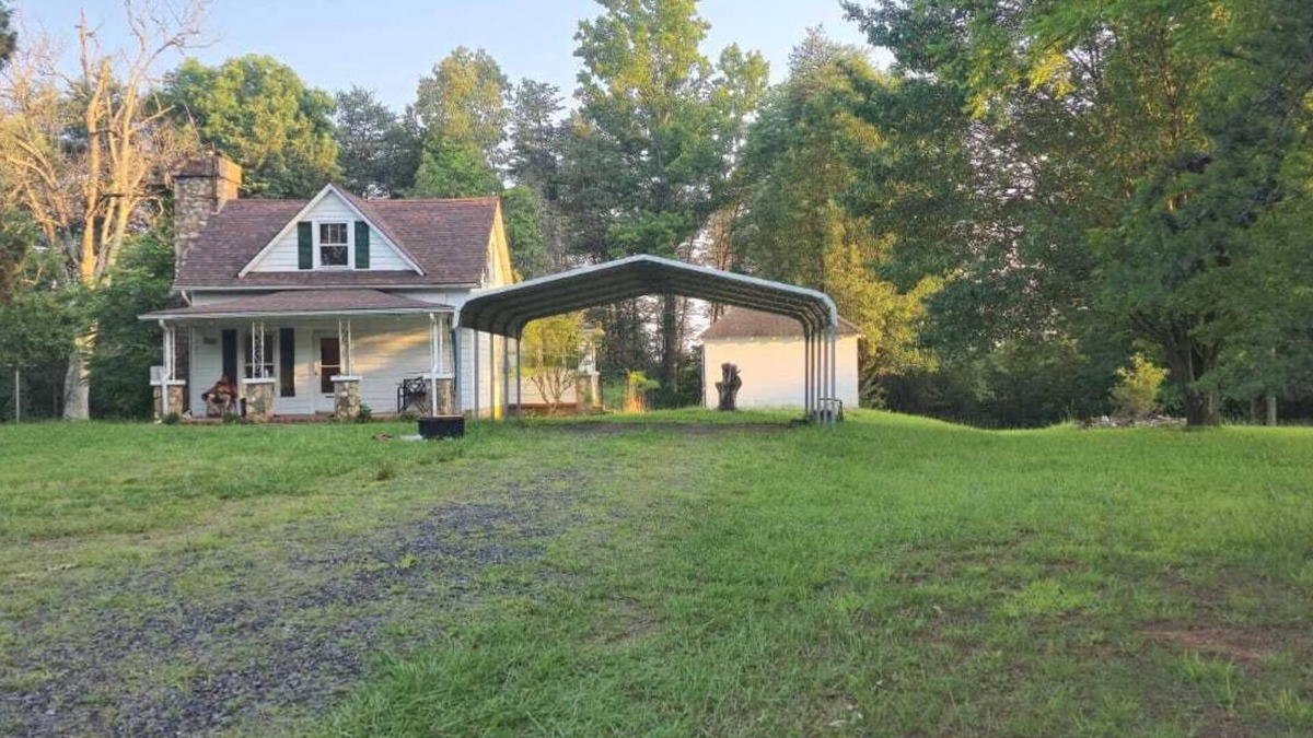 Ridgeway Cottage | Charming 2-bedroom house with WiFi is a cozy place