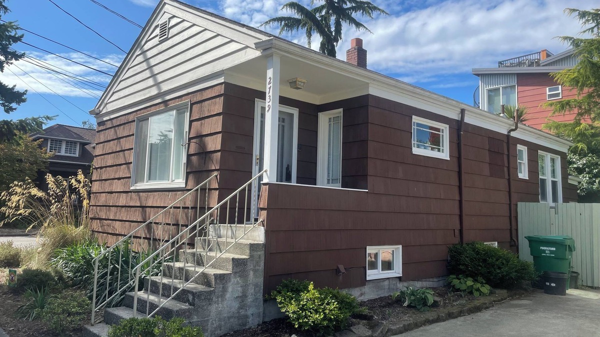 Alki House | Charming 2-bedroom house with AC, WiFi in amazing Seattle