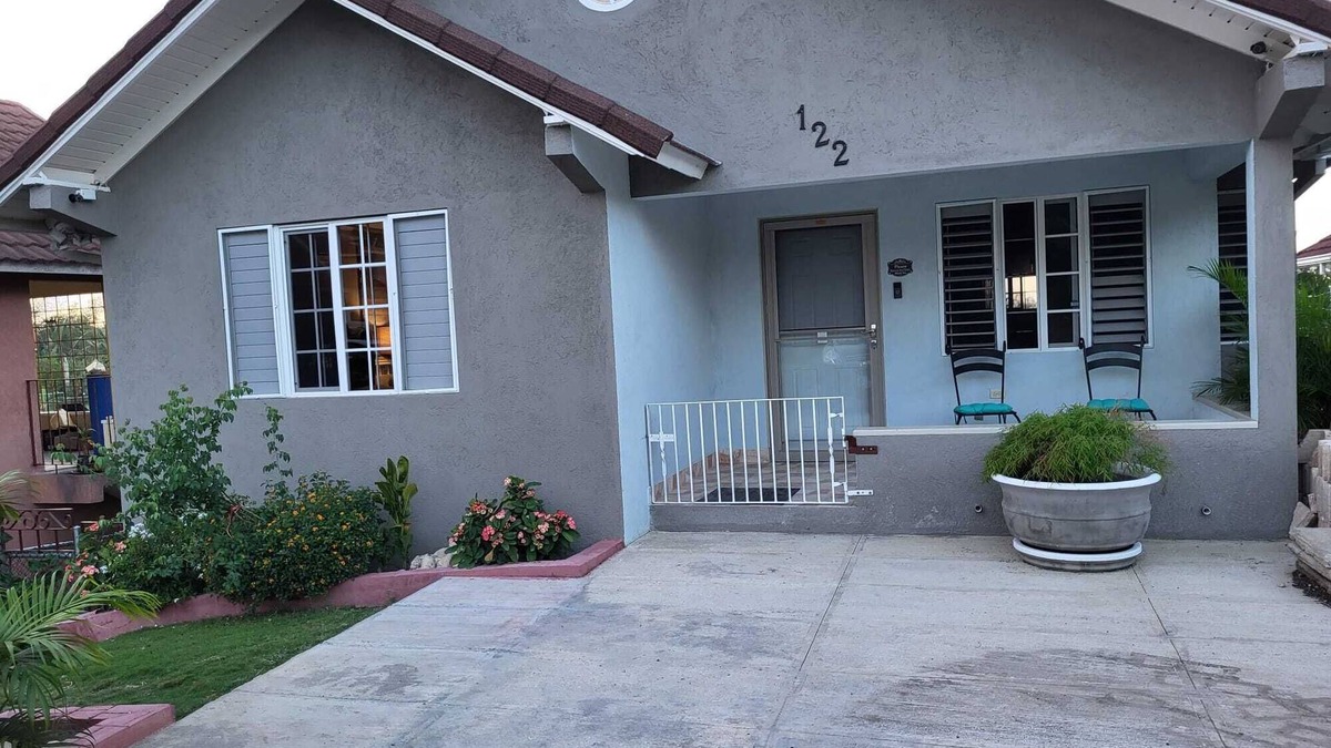 Priory House | Charming 2-bedroom house with WiFi, AC in soothing Priory