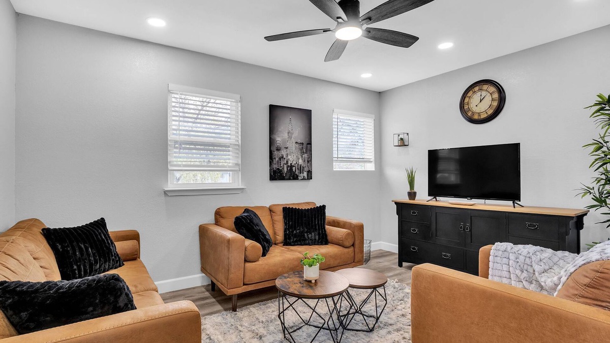 Parker Lane Condo | Charming 2-bedroom House W/WiFi & AC in Austin