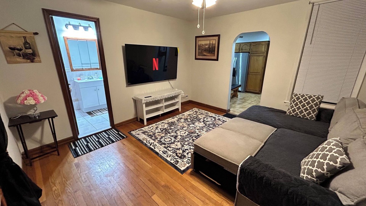 Bayonne House | Charming 2-bedroom house with WiFi, AC in Bayonne