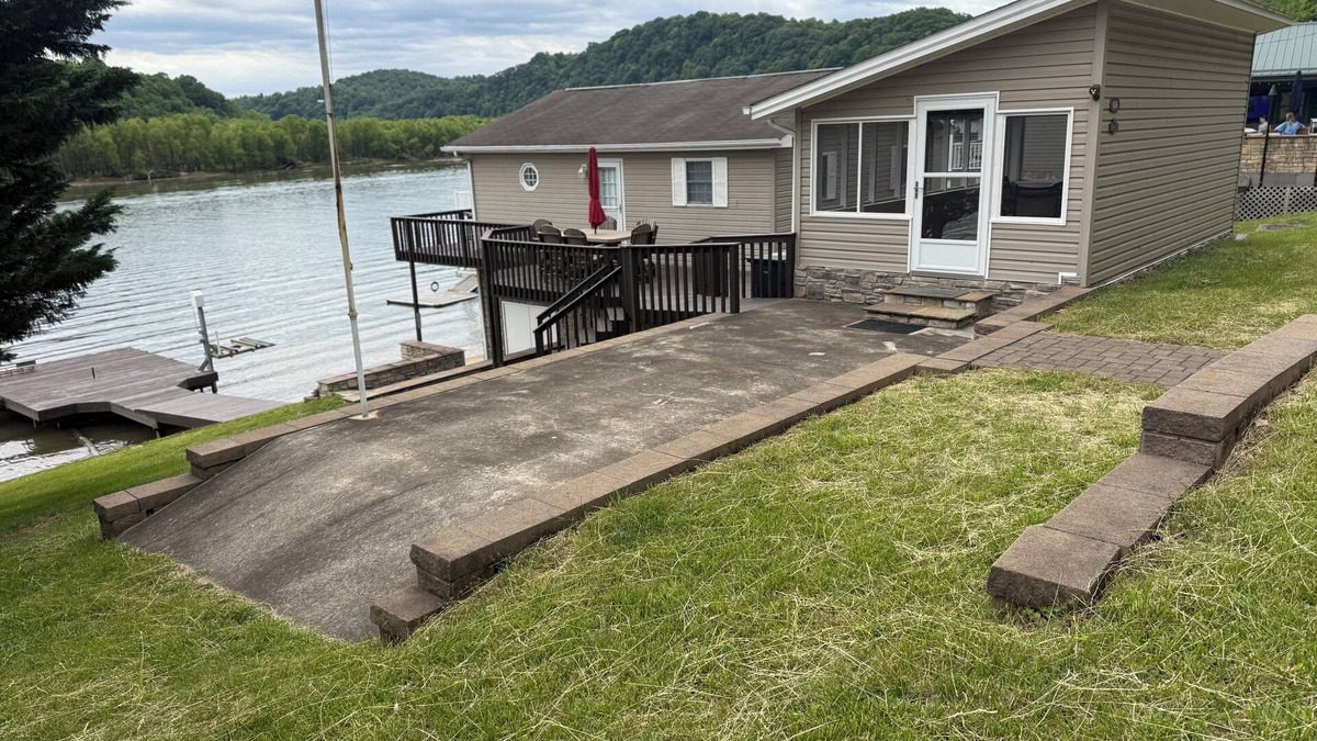 Draper House | Charming 2-bedroom house with private dock in Draper Va on Claytor Lake