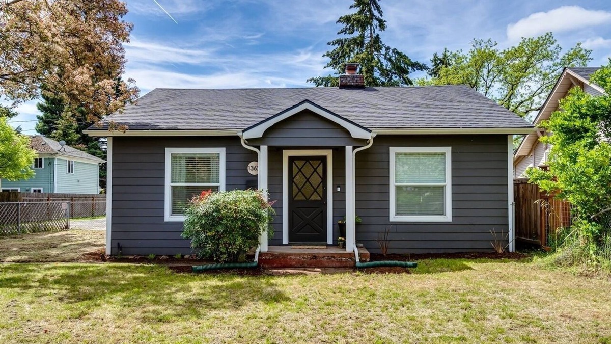 West Eugene House | Charming 2 bedroom house, 1 mile from U of O and 7 minute walk to DT Eugene.