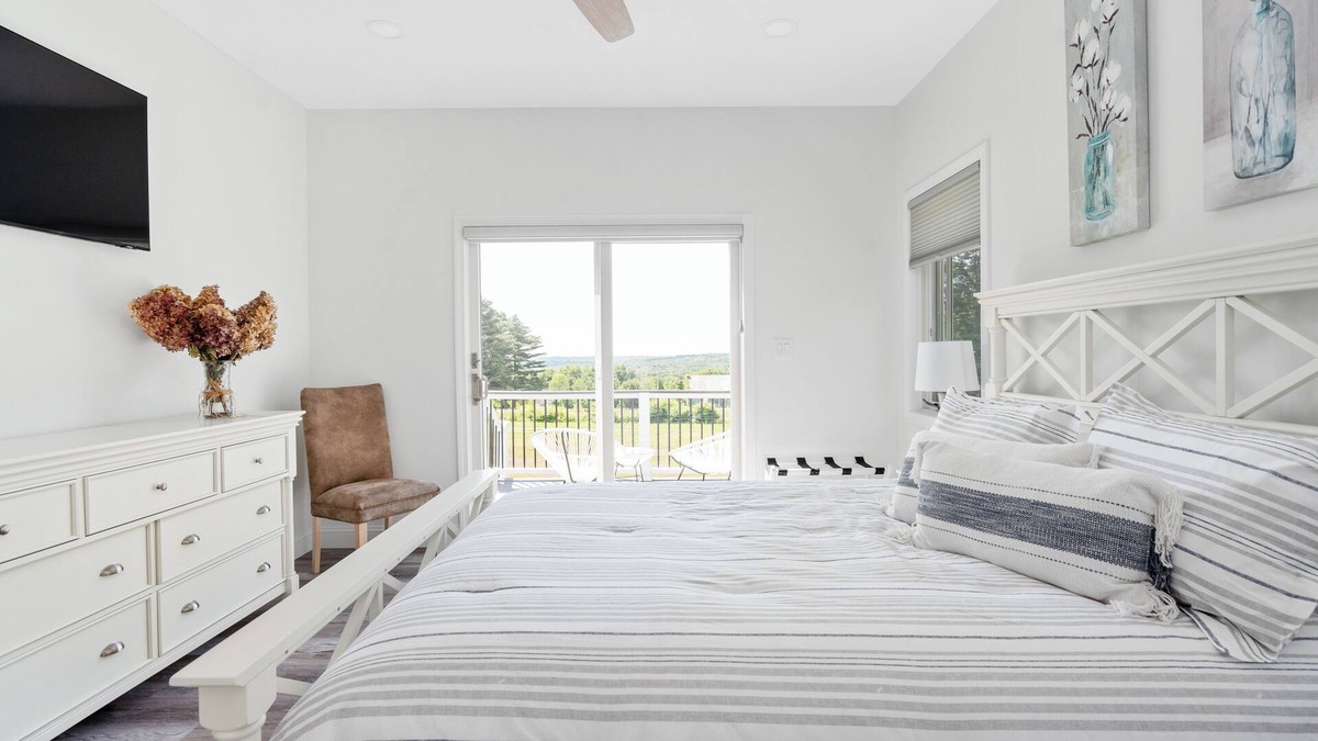 Galway House | Charming 2-bedroom house with AC, WiFi with mountain and lake views!