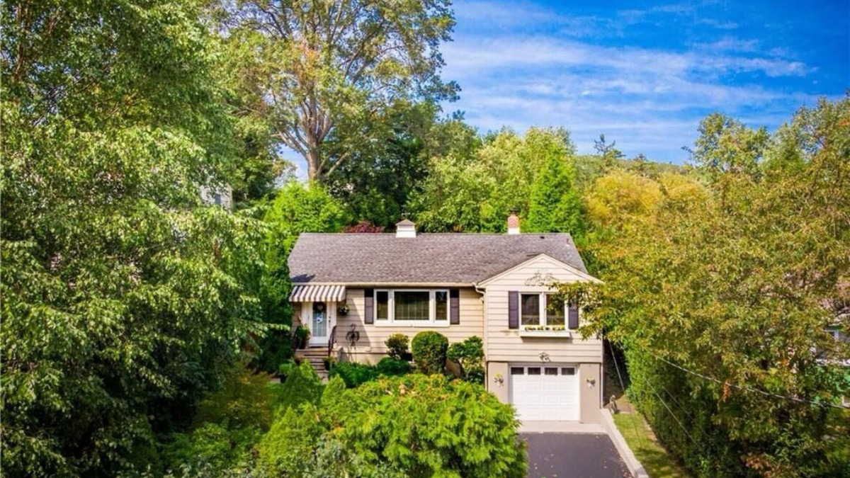Upper Nyack House | Charming 2-bedroom house with AC, WiFi in marvelous Nyack