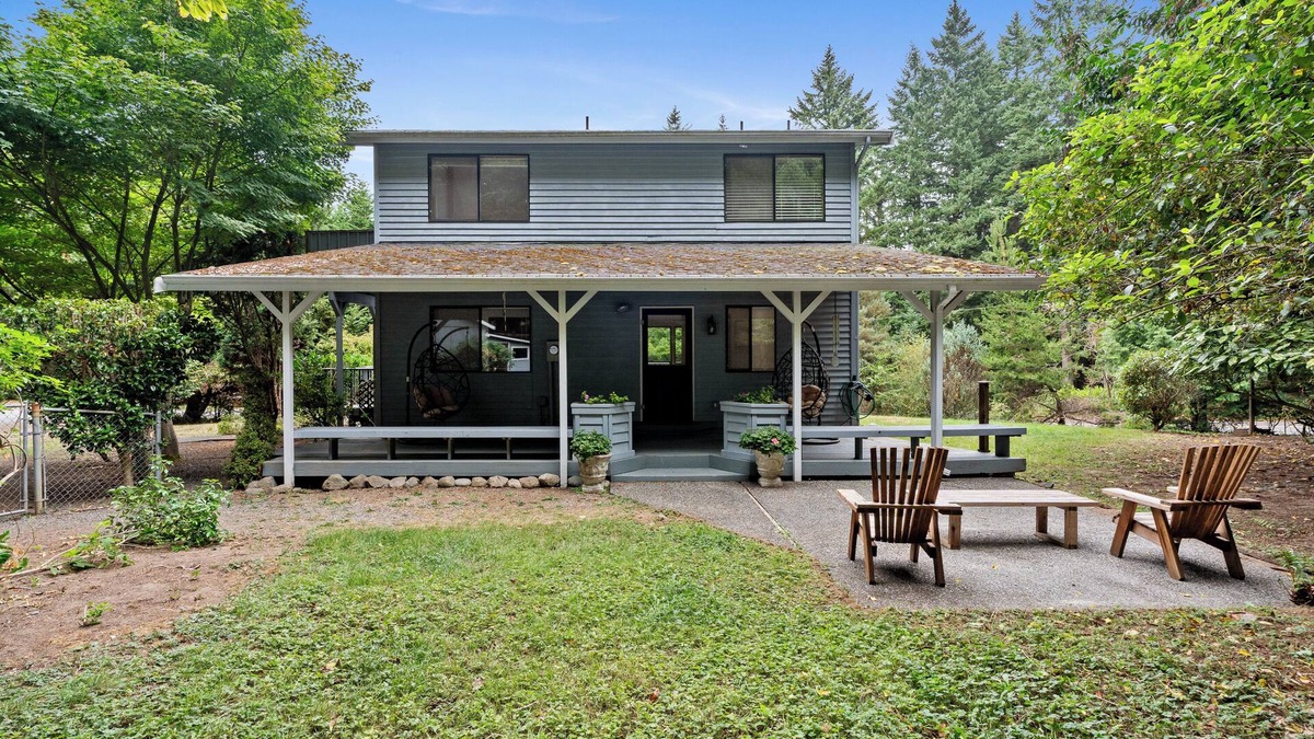 South Colby House | Charming 2-bedroom house on Vashon with a private yard and easy access to town