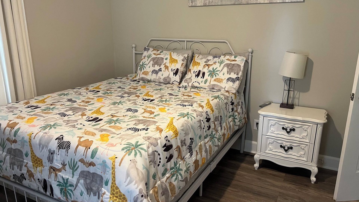 Glen Raven House | Charming 2-bedroom house with AC, WiFi in welcoming Elon