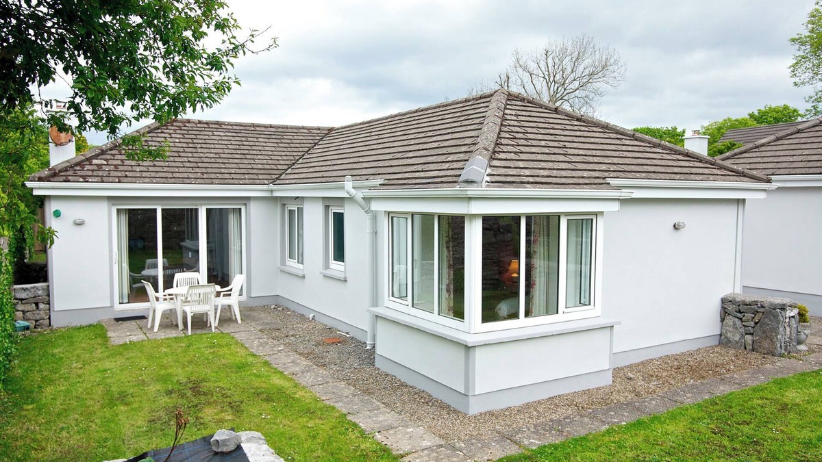 Ballyvaughan Cottage | Charming 2-bedroom cottage in Ballyvaughan Village Centre with WiFi