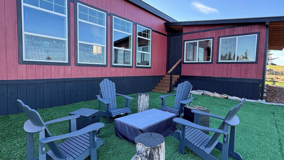 Bell Hill House | Charming 2-bedroom mobile home in Sequim with AC