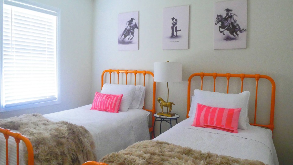 Willard House | Charming 2-bedroom pool house on scenic estate - your perfect getaway!