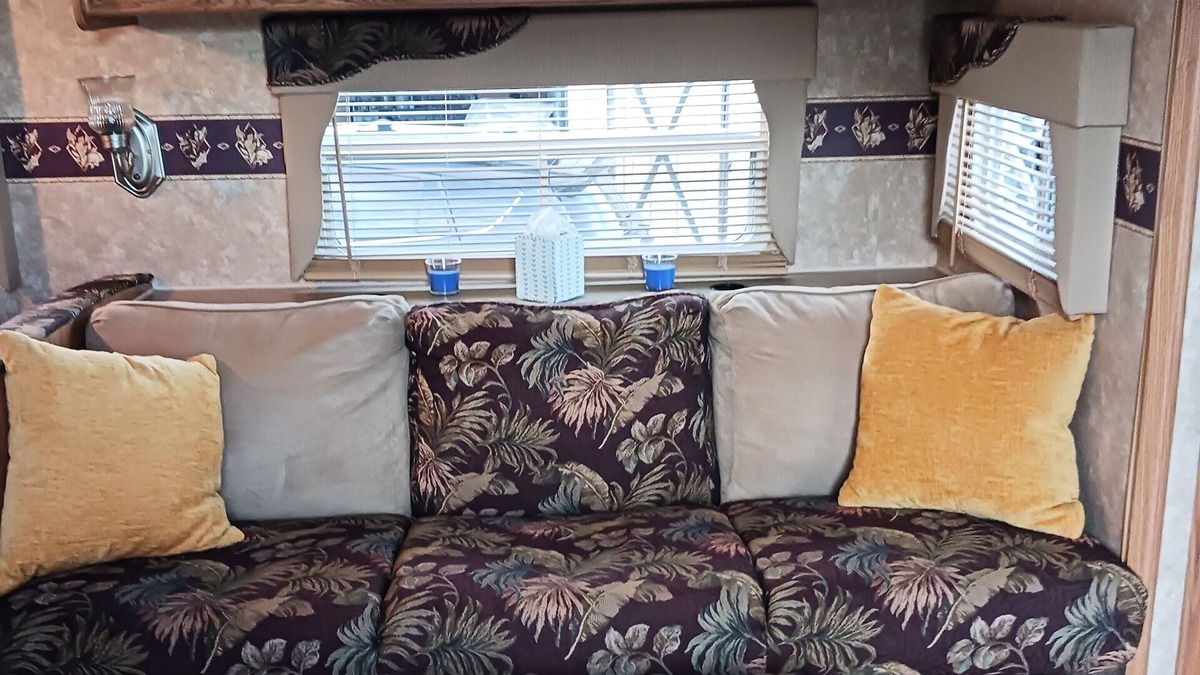 Nashport House | Charming 2-bedroom RV on the water in Thornville with WiFi, AC