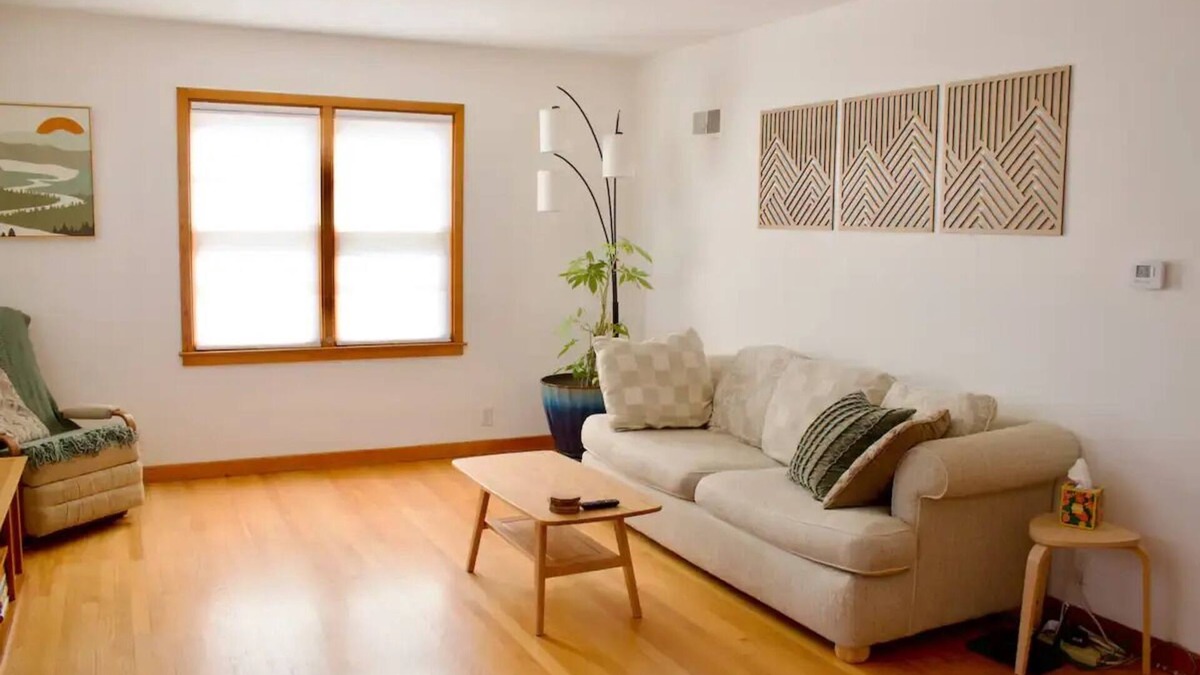 Fairfield House | Charming 2 Bedroom Ranch
