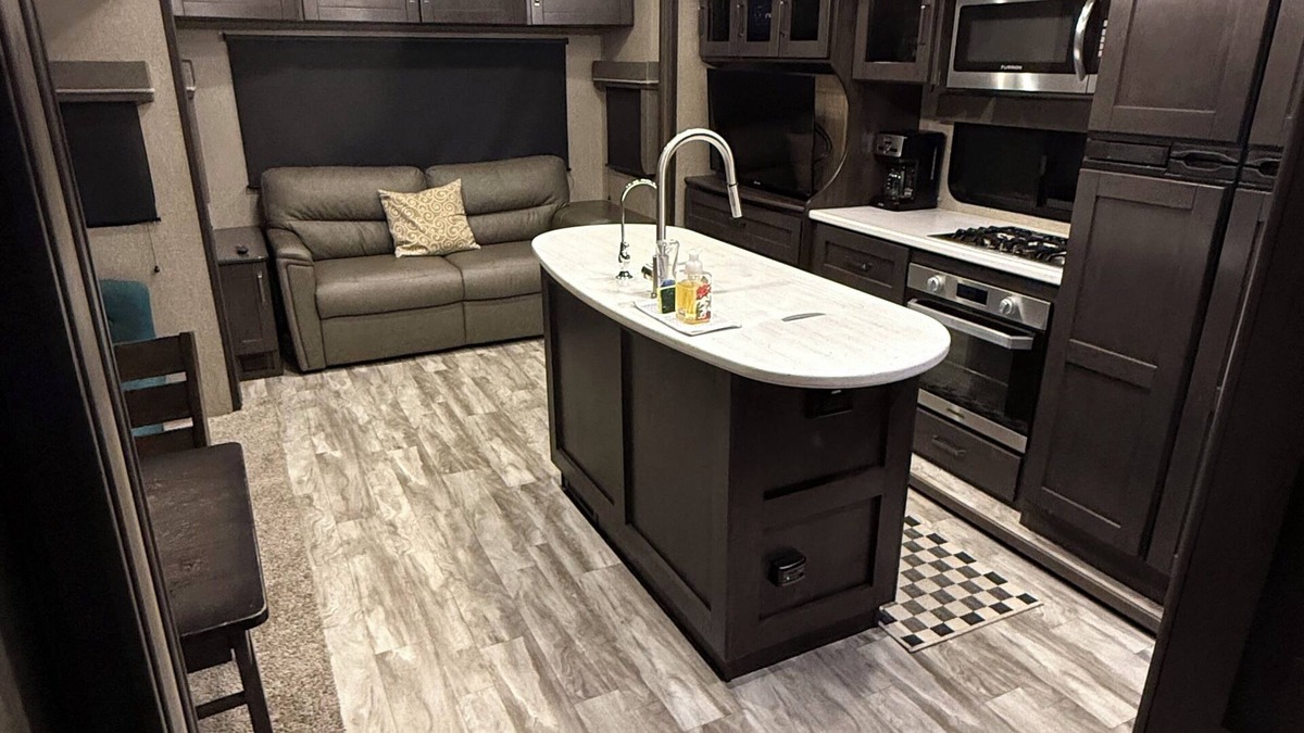 Hudson House | Charming 2-bedroom RV with AC and WiFi with outdoor living area