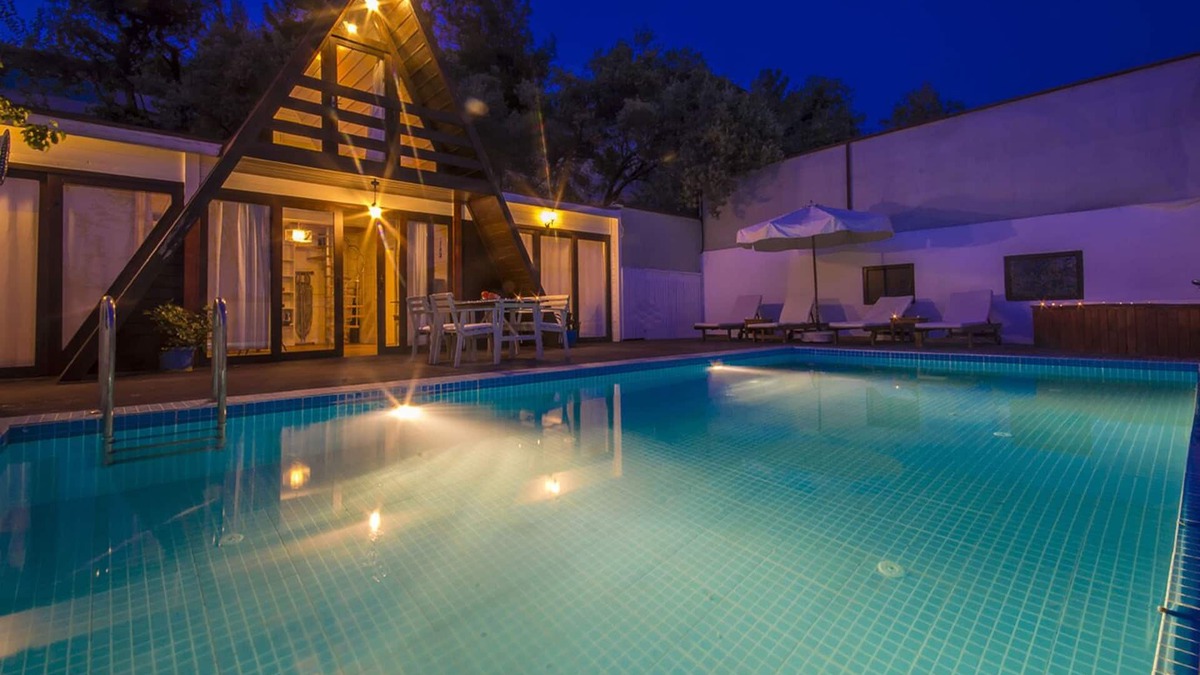 Islamlar House | Charming 2 Bedroom Timber Villa with Totally Private Pool, near village centre