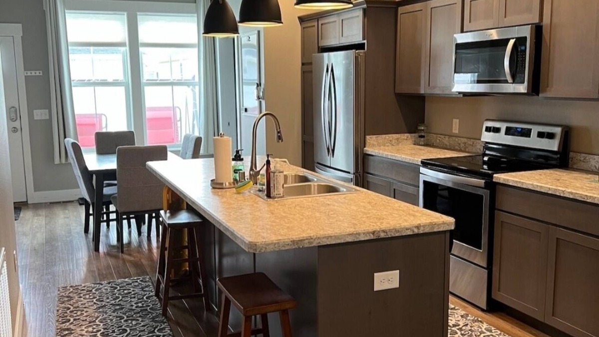 Billings House | Charming 2-bedroom townhome with WiFi, AC/Heat in delightful Billings