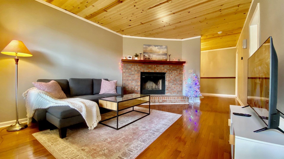 Town Center House | Charming 2-bedroom Townhouse in Kennesaw with Single Floor Layout
