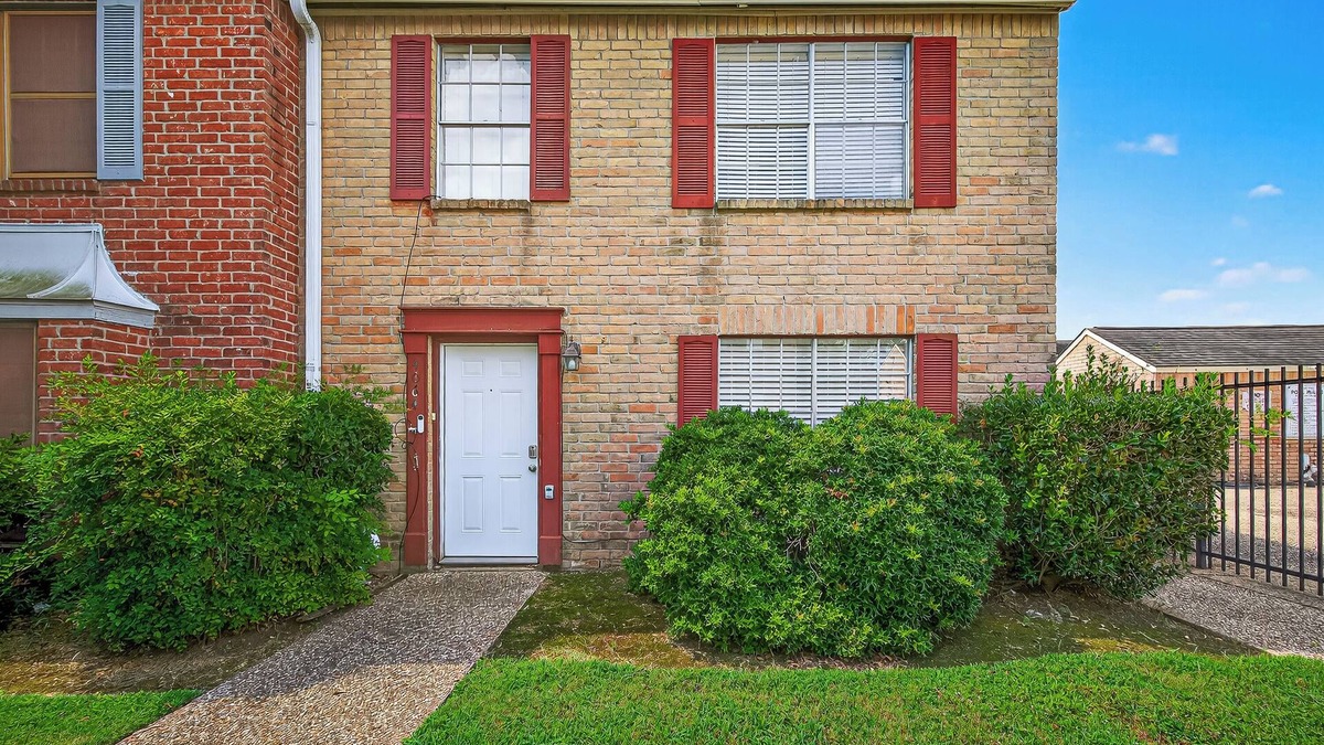 Clodine House | Charming 2-bedroom townhome in the heart Houston. With a Pool & Family-Friendly!