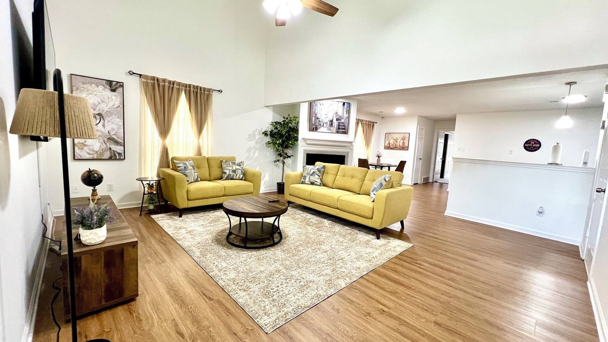 Cordova House | Charming 2-bedroom townhome with king size bedrooms and WiFi in Memphis