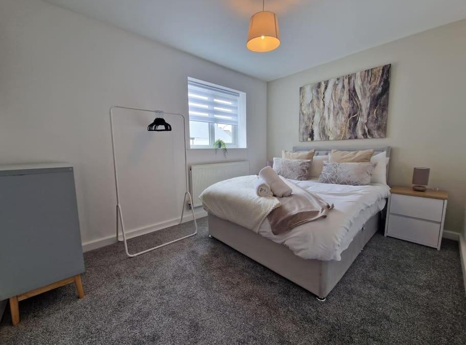 Tredegar House | Charming 2 BedRoom Tredegar Gem. Sleeps 4