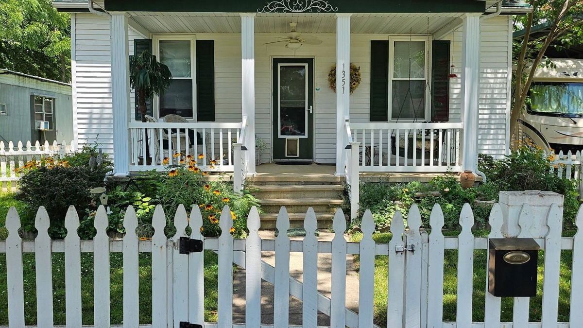 Carlyle House | Charming 2-bedroom, two bathroom house in Carlyle, pets welcome!