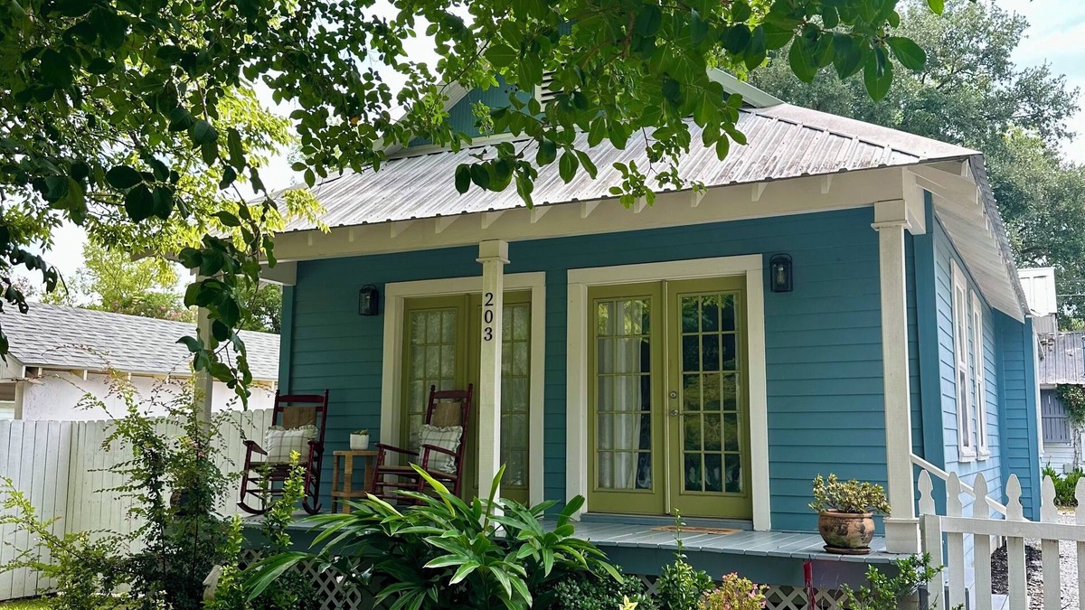 Old Town Cottage | Charming 2-bedroom cottage in fabulous Bay St. Louis with AC