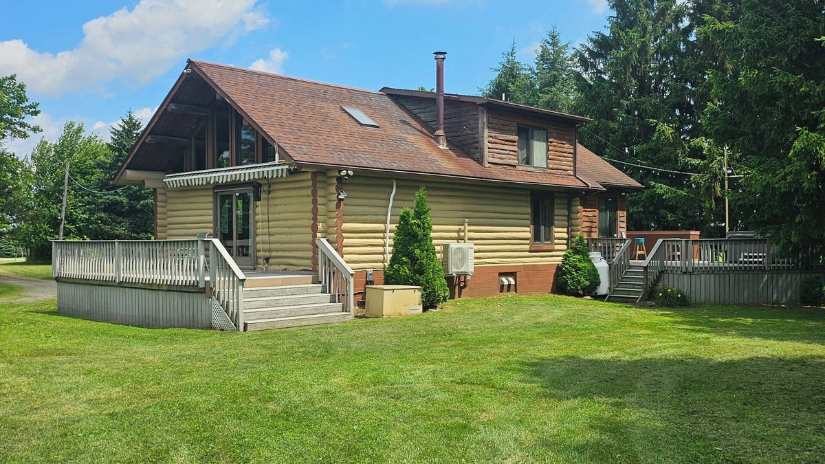 Canandaigua Cabin | Charming 2-bedroom cabin with WiFi, Hot Tub, large decks in amazing Canandaigua