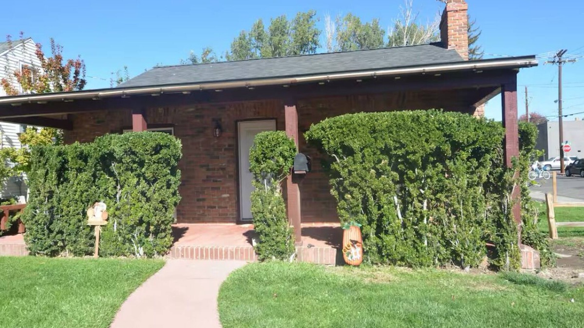 Carson City House | Charming 2-bedroom bungalow with WiFi, AC close to downtown & next to LA Bakery.