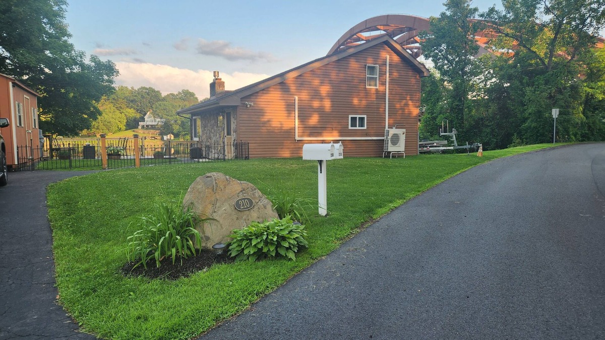 Clifton Park House | Charming 2-bedroom cottage in Clifton Park NY; 25 minutes to Saratoga.