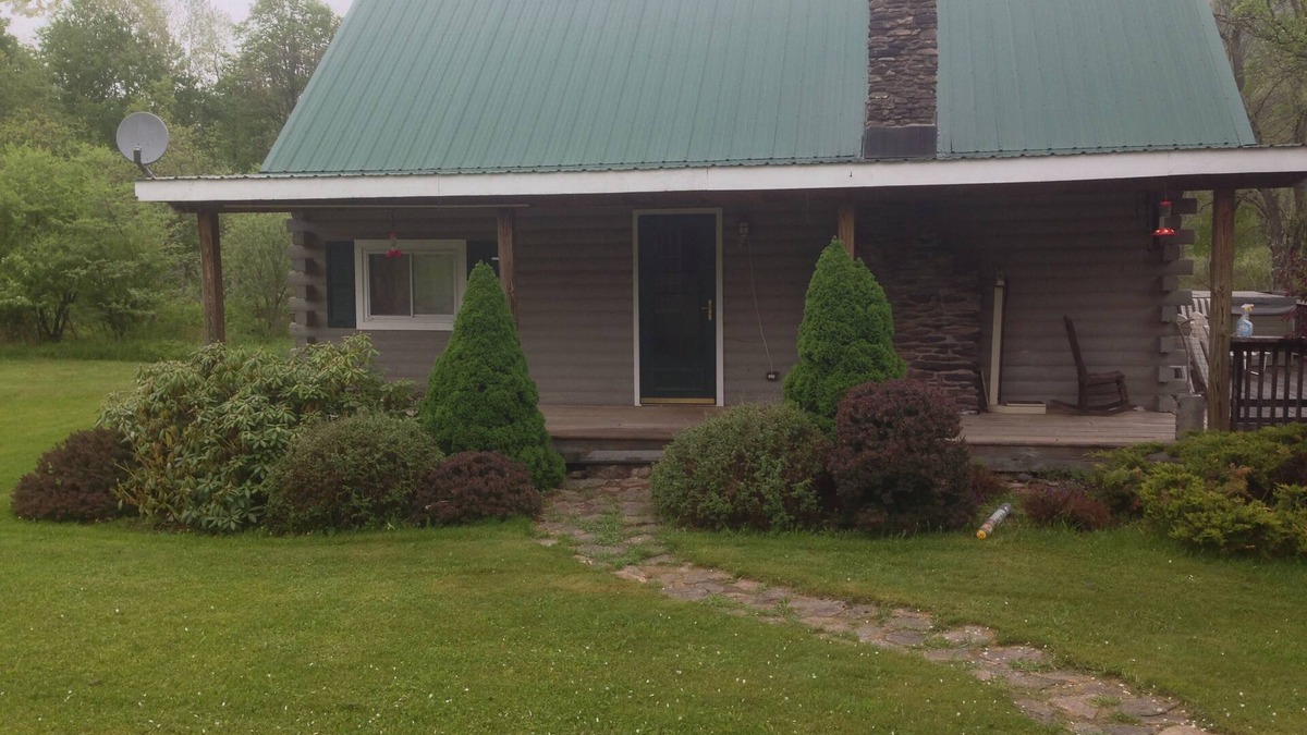 Fleischmanns Cabin | Charming 2-bedroom cabin with HOT TUB, WIFI, and all amenities!