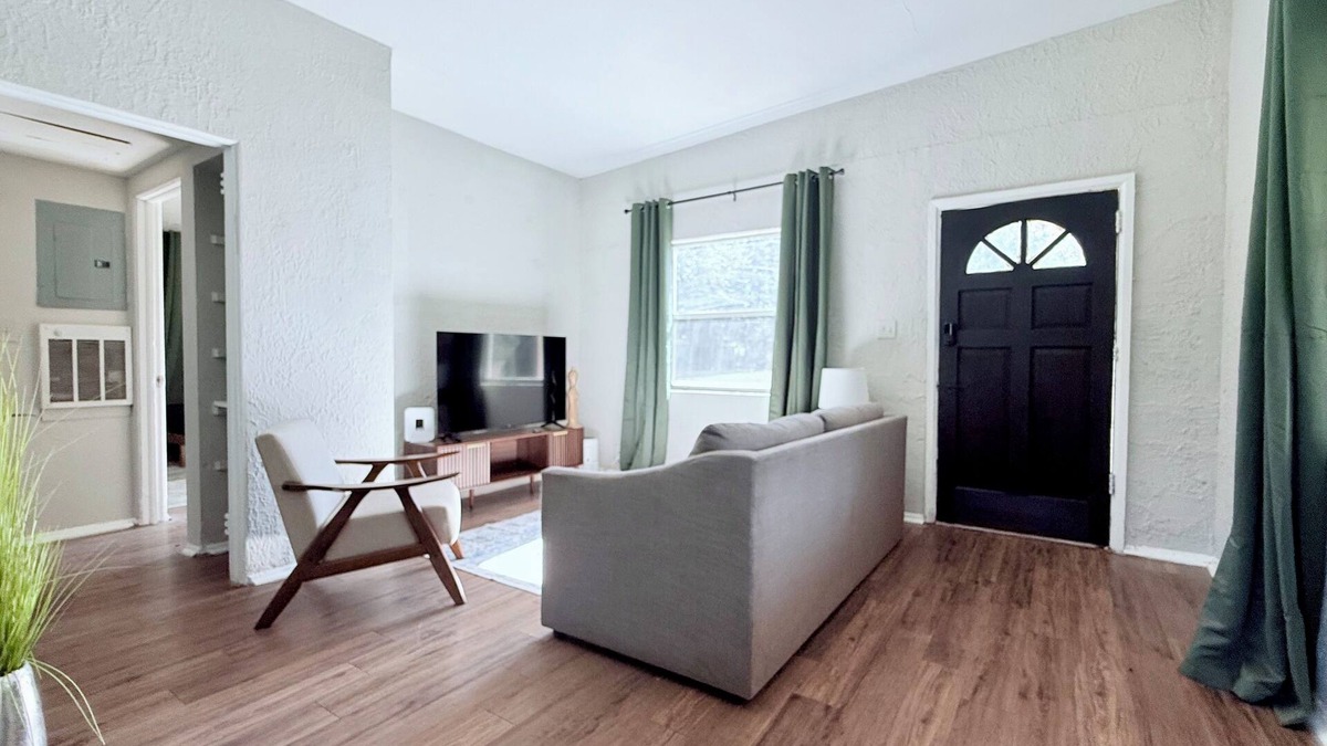 Highlands House | Charming 2-bedroom close to Airport and Zoo!