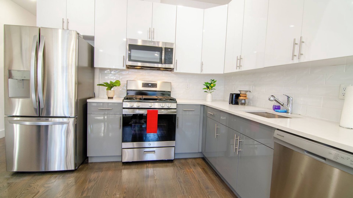 Communipaw Apartment | Charming 2-bedroom apartment with WiFi, AC in terrific Jersey City